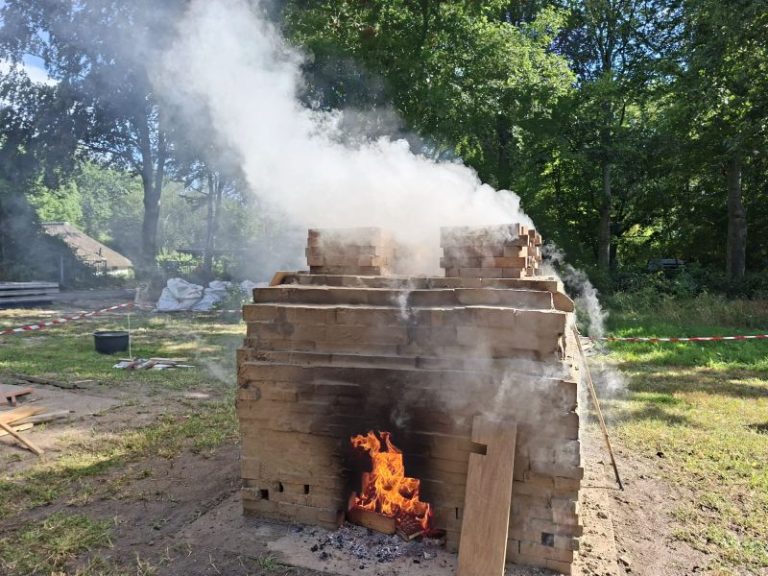 De stenen worden gebakken