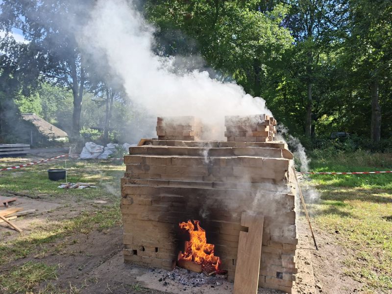 De stenen worden gebakken